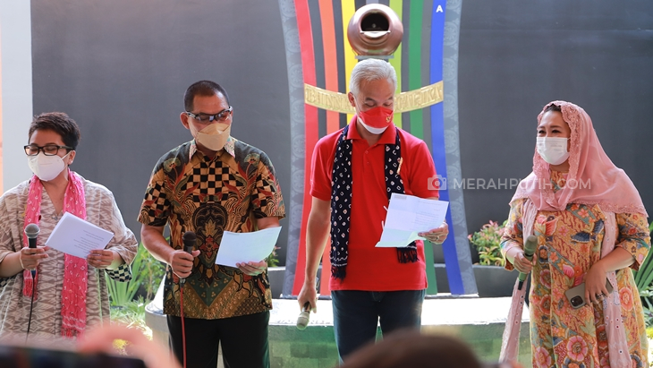 Gubernur Jawa Tengah Ganjar Pranowo dan Direktur Wahid Foundation Yenny Wahid Kelurahan Damai di Tipes, Kecamatan Serengan, Solo, Sabtu (9/10). (MP/Ismail)