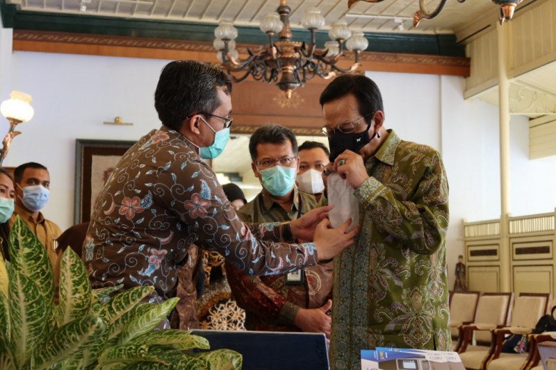 Gubernur DIY Sri Sultan Hamengku Buwono X mencoba alat pendeteksi COVID-19 berbasis embusan napas "GeNose" buatan tim riset Universitas Gadjah Mada (UGM) di Kepatihan, Yogyakarta, Senin (12/10). (Humas UGM)
