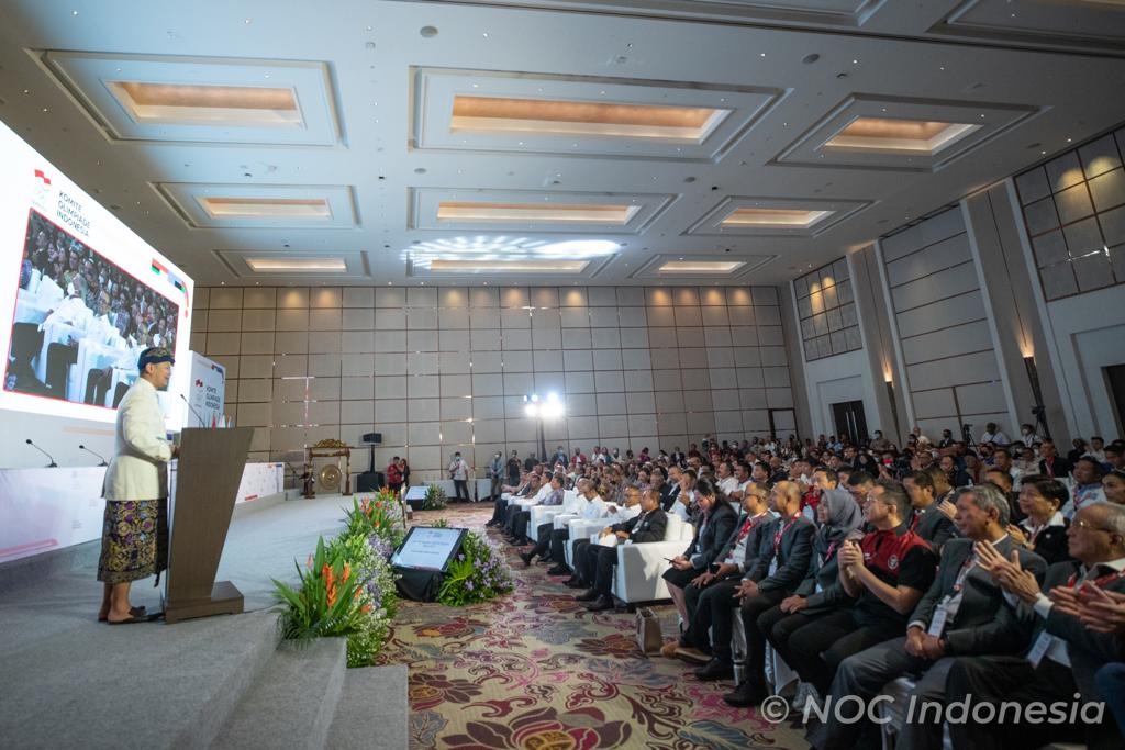 Ketua NOC Indonesia Raja Sapta Oktohari saat memberikan sambutan dalam Rapat Anggota dan KLB di Hotel Fairmont, Jakarta, Senin (6/3). Foto: NOC Indonesia/Naif Al'as