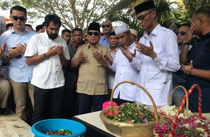 Prabowo Ziarah ke Pemakaman Massal Korban Tsunami Aceh