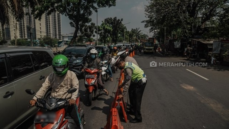 Penyekatan saat hari pertama PPKM Darurat di kawasan Kalideres, Jakarta Barat, Sabtu (3/7). (Foto: MP/Rizki Fitrianto)