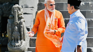 Momen Hangat Presiden Prabowo dan PM India Narendra Modi saat Berkunjung ke Candi Prambanan