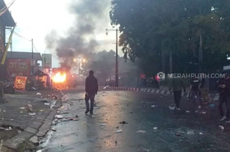 Demo Solo Raya Menggugat Ricuh, Truk Satpol PP Dibakar