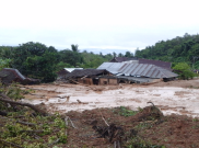 Longsor Luwu Timur, Jalan Trans Sulawesi Terputus