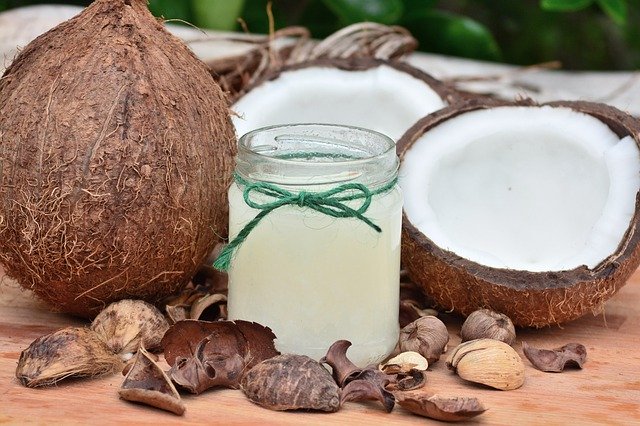 Minyak kelapa berfungsi sebagai pelembap. (Foto: Pixabay/moho01)