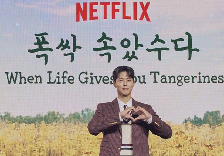 Tak Terduga, Park Bo-gum Malah Jadi Penata Rambut Hyeru di Acara Youtube