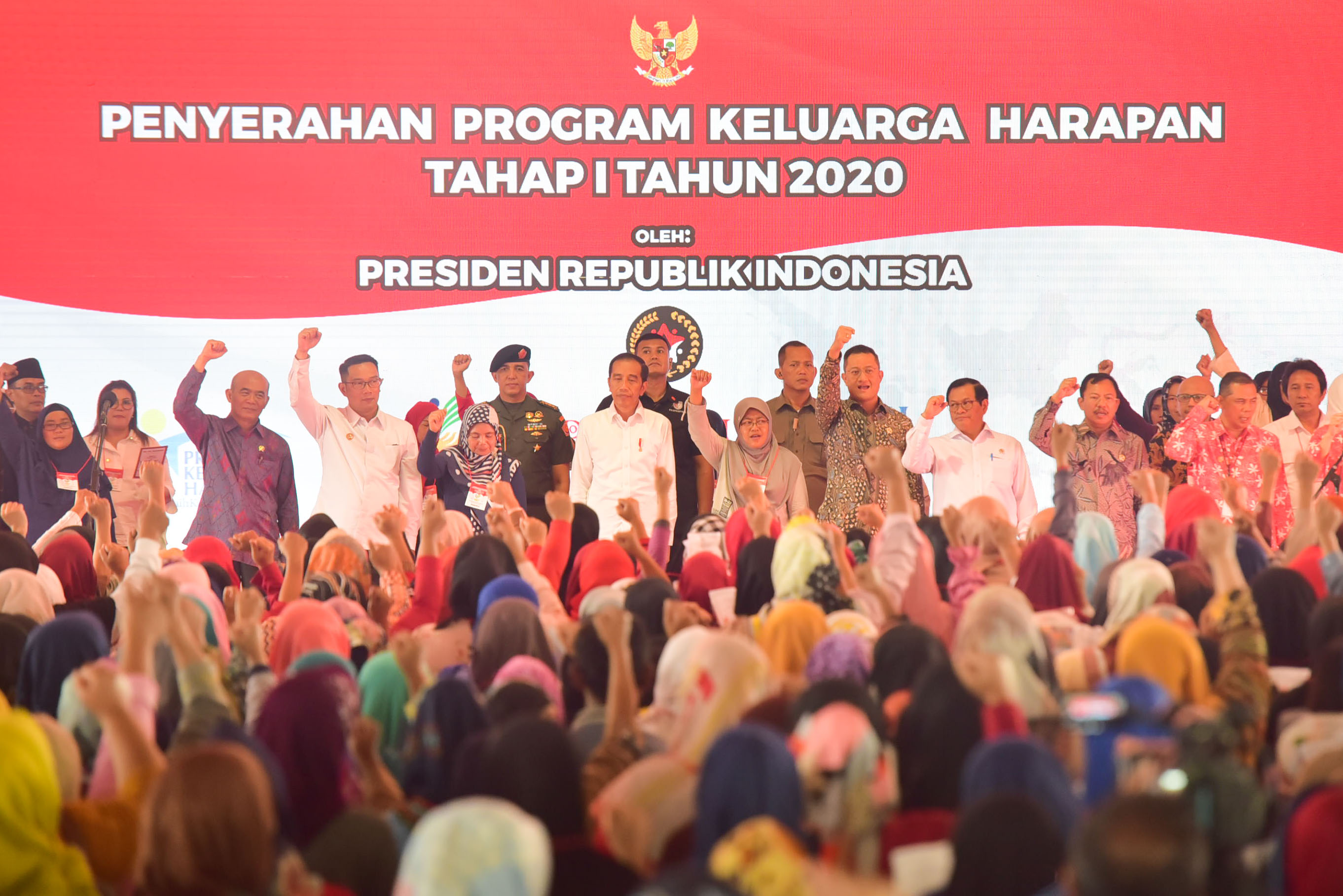 Presiden saat menyerahkan PKH kepada 2.500 Keluarga Penerima Manfaat se-Bandung Raya di Lapangan Rajawali, Kota Cimahi, Jabar, Rabu (29/01). (Foto: Humas/Rahmat).