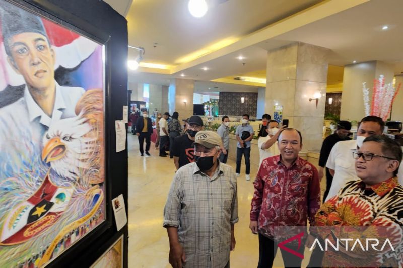 Sekjen PDI Perjuangan Hasto Kristiyanto menghadiri pameran lukisan bertema "Freedom of Harmony" yang digelar dalam rangka peringatan HUT Ke-77 RI di Jakarta, Selasa (23-8-2022). ANTARA/HO-DPP PDIP