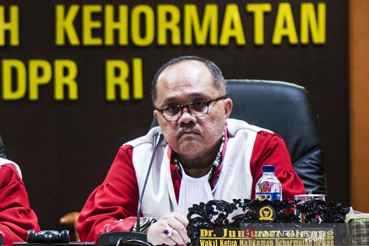 Pakat hukum yang juga anggota DPR-RI dari PDIP dan juga Wakil Ketua MKD Junimart Girsang di kompleks Parlemen, Senayan, Jakarta. ANTARA FOTO/M Agung Rajasa/aww/aa.