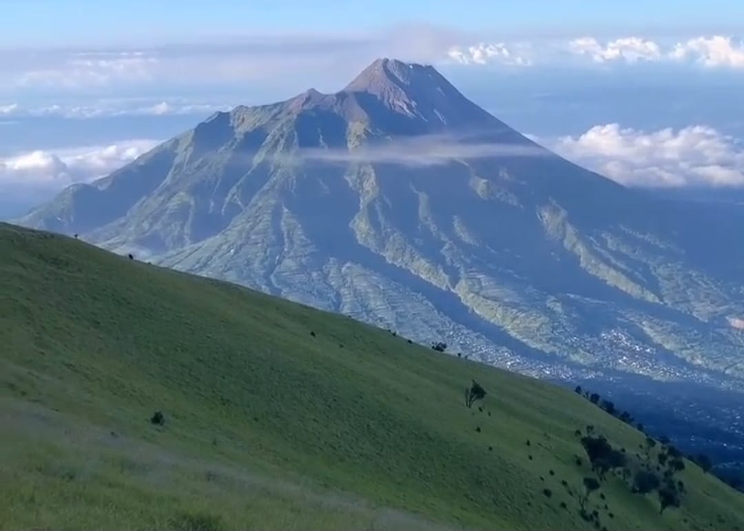 Cuaca Buruk, Pendakian Gunung Merbabu Ditutup 2 Bulan