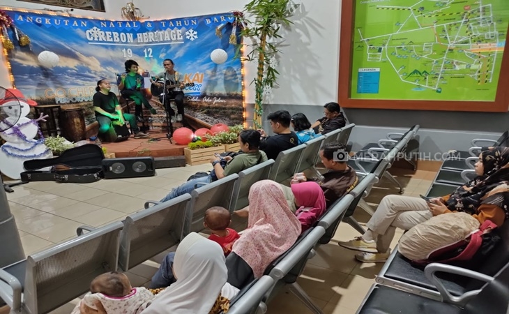 Calon penumpang kereta menjalani tes antigen di Stasiun Cirebon. (ANTARA/Ho Humas KAI Daop 3 Cirebon)