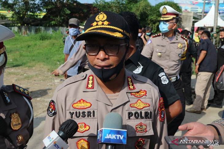 Kepala Bidang Humas Polda Metro Jaya, Komisaris Besar Polisi Yusri Yunus saat meninjau Pos Penyekatan Kedung Waringin, Kabupaten Bekasi, Kamis (4/6/2020). ANTARA/Fianda Rassat