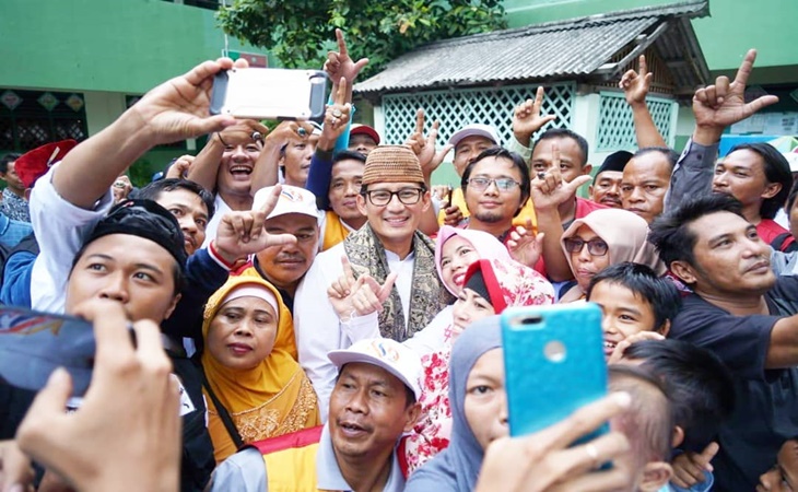 Sandiaga Uno bersama warga