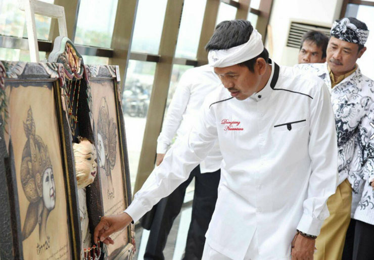 Belanja di Supermarket, Bupati Dedi Mulyadi Dapatkan Telur Busuk