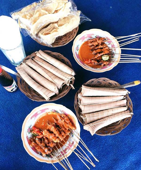 Bulayak, lontong berbungkus daun aren, jadi ciri khas sate bulayak. (foto: Instagram @daniela_itu_eci)