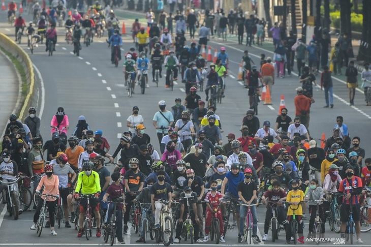 Warga berolahraga saat Hari Bebas Kendaraan Bermotor (HBKB) atau Car Free Day (CFD). ANTARA FOTO/Galih Pradipta/foc.