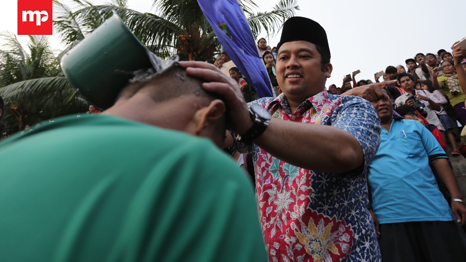 Warga Tangerang Keramasan Berjamaah di Sungai Cisadane