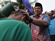 Warga Tangerang Keramasan Berjamaah di Sungai Cisadane