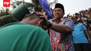 Warga Tangerang Keramasan Berjamaah di Sungai Cisadane