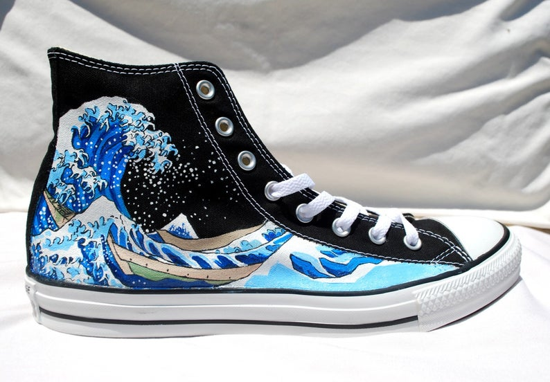 Wave Off Kanagawa yang dicat pada Converse. (Foto Etsy)