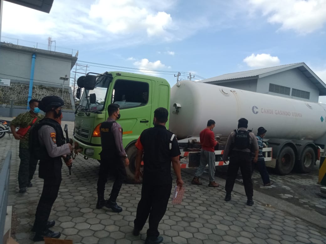 Anggota Polda Jawa Tengah dan Polresta Surakarta mengawal pengiriman oksigen di sejumlah rumah sakit di Solo, Minggu (11/7). (MP/Ismail)