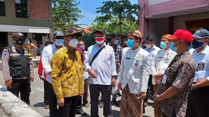  Menko Pembangunan Manusia dan Kebudayaan (PMK) Muhadjir Effendy meninjau kondisi Rusunawa Semanggi, Solo, Jawa Tengah, Kamis (2/9). (MP/Ismail)