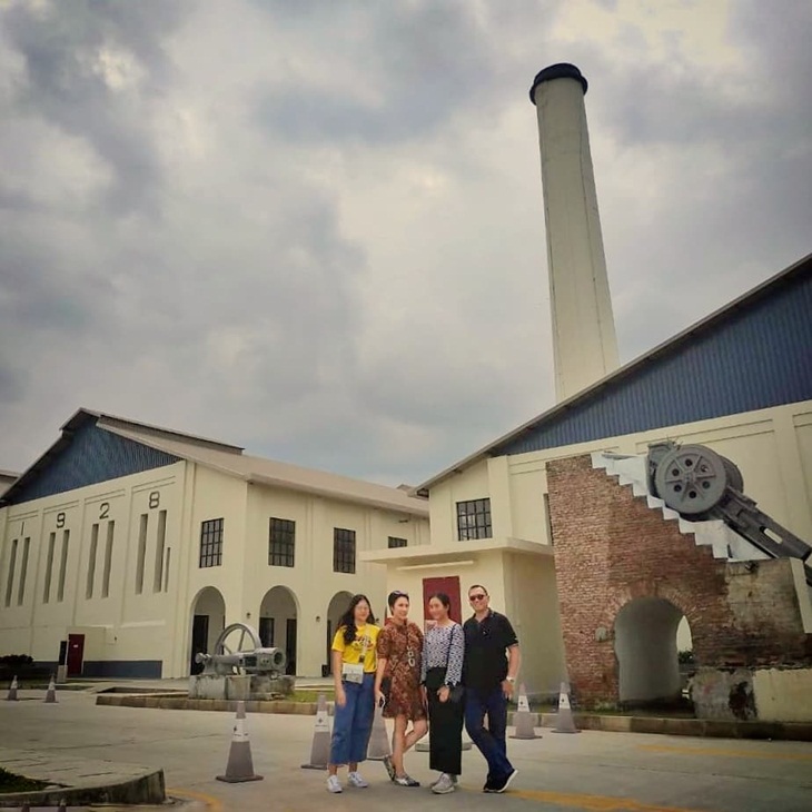 Pengunjung berfoto dengan latar belakang gedung tua Tjolomadoe. (Foto: instagram.com/eniiche)