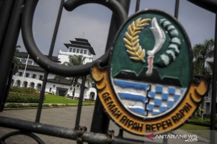 Suasana halaman Gedung Sate di Bandung, Jawa Barat, Kamis (3/6/2021). Gedung Sate yang menjadi pusat pemerintahan Provinsi Jawa Barat kembali ditutup hingga 9 Juni 2021 setelah 31 orang ASN dinyatakan terpapar COVID-19 dari hasil tes massal beberapa waktu lalu. (ANTARA/Raisan Al Farisi/agr)