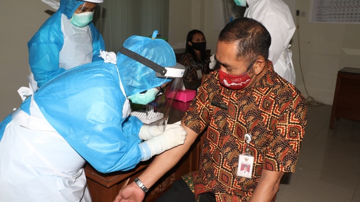 Wali Kota Solo FX Hadi Rudyatmo saat menjalani rapid test corona