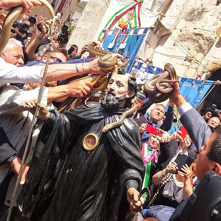 Snake Festival. (Foto: instagram.com/hidden_italy_tours)