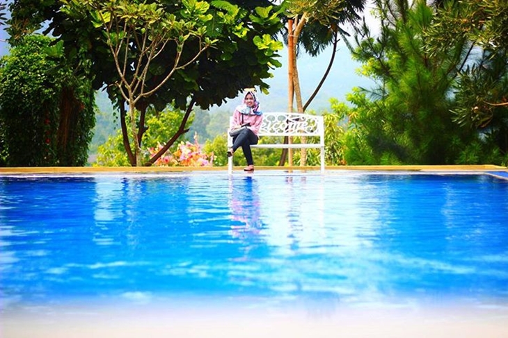 Berfoto di pinggir kolam berenang Pasir Kirisik. (Instagram/@fahmimuldan)