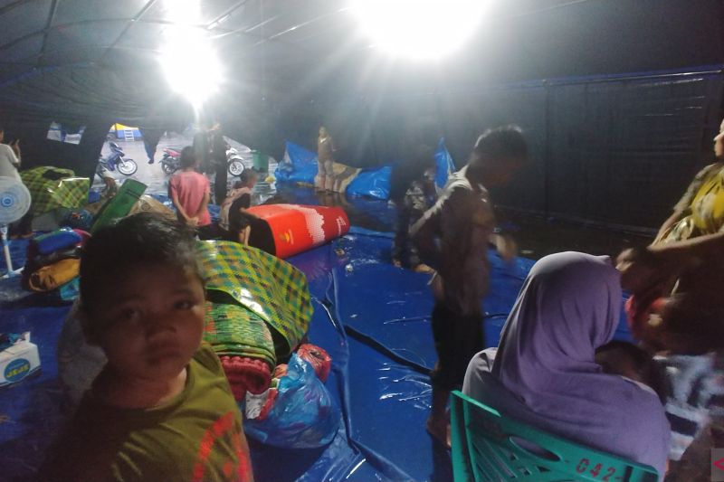 Salah satu tenda pengungsi Gempa Pasaman Barat yang bocor hingga menyebabkan air hujan masuk ke dalam tenda, Senin (28/2). ANTARA/Fathul Abdi