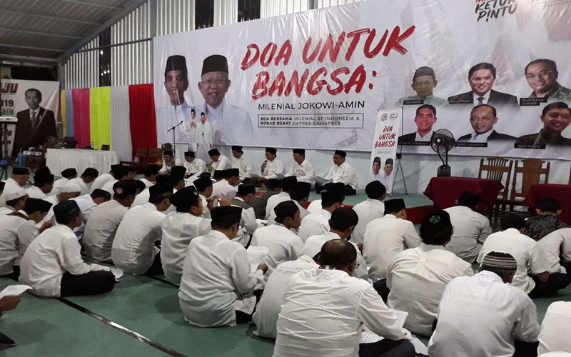 Suasana doa bersama relawan Kita Satu di kediaman Ibunda Jokowi
