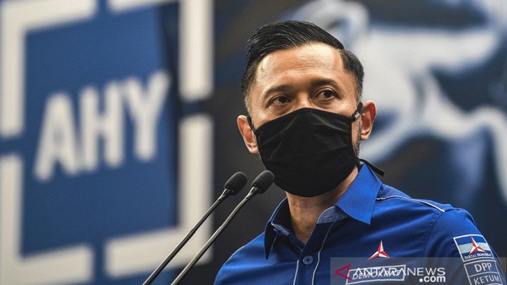 Ketua Umum DPP Partai Demokrat Agus Harimurti Yudhoyono (AHY) memberikan keterangan pers di kantor DPP Partai Demokrat , Jakarta, Senin (1/2/2021). AHY menyampaikan adanya upaya pengambilalihan kepemimpinan Partai Demokrat secara paksa yang diduga gerakan itu melibatkan pejabat penting pemerintahan. ANTARA FOTO/Muhammad Adimaja/rwa.