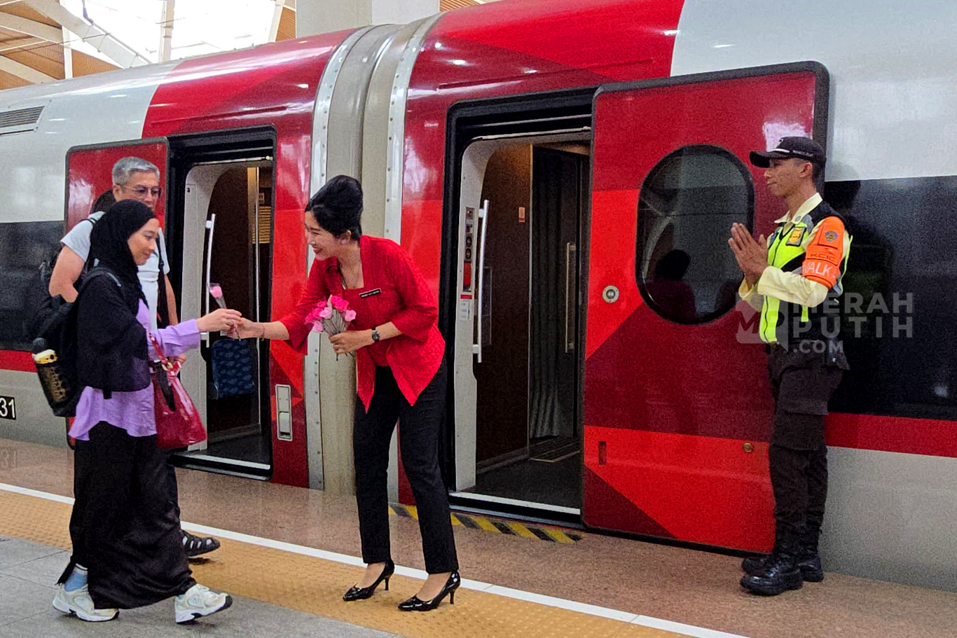 Peringati Hari Kartini Petugas Bagikan Bunga Penumpang Perempuan di Stasiun Halim Whoosh