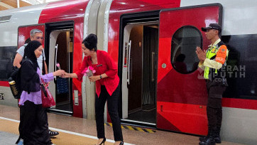 Peringati Hari Kartini Petugas Bagikan Bunga Penumpang Perempuan di Stasiun Halim Whoosh