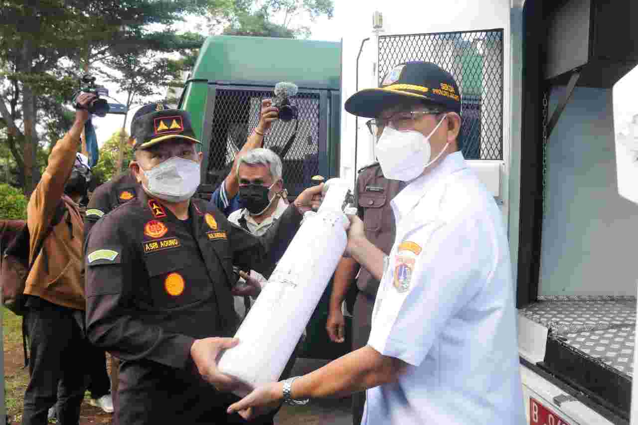 Sekretaris Daerah DKI Jakarta Marullah Matali (kanan) secara simbolis menyerahkan tabung oksigen kosong kepada Kepala Kejaksaan Tinggi (Kajati) DKI Jakarta Asri Agung Putra untuk diangkut menggunakan armada Kejaksaan di RSUD Pasar Minggu, Jakarta, Rabu (7/7). Foto: MP/Asropih