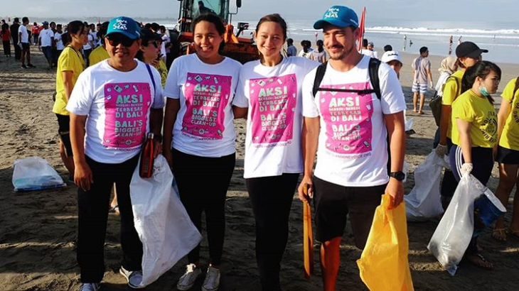 Hamish Daud pungut sampah di Sanur