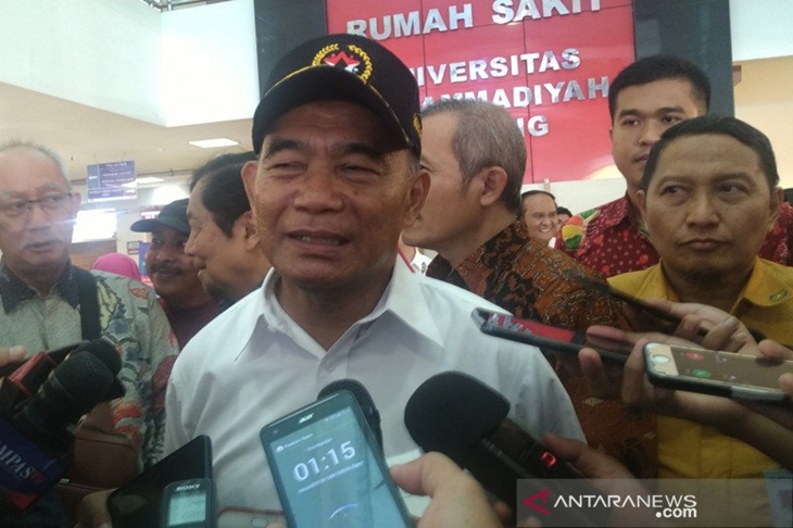 Menko PMK Muhadjir Effendy memberikan keterangan pada wartawan usai mengunjungi RS UMM Malang, Jumat (8/11/2019). (ANTARA/Aditya Ramadhan)