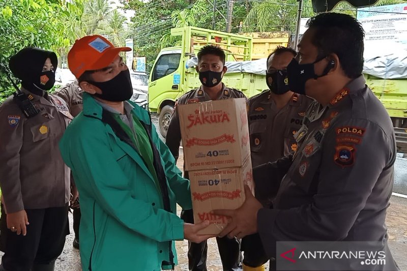 Direktur Binmas Polda Kalsel Kombes Pol Widiatmoko menyerahkan bantuan sembako untuk korban banjir di Kabupaten Banjar. (ANTARA/Firman)