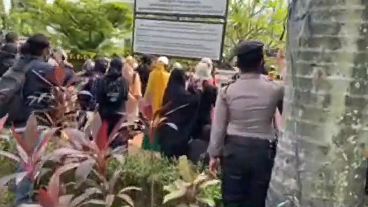 Massa pendukung Rizieq Shihab mendatangi Pengadilan Negeri (PN) Jakarta Timur. (Foto: MP/Istimewa)