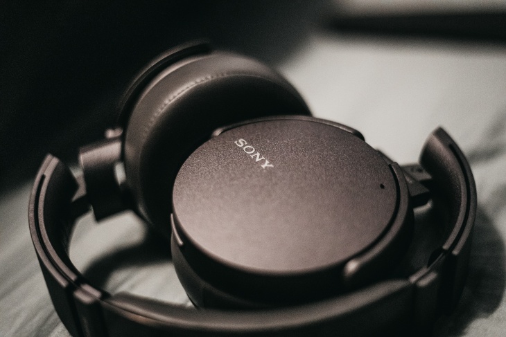 Headphone Sony memiliki citra yang baik karena kualitasnya yang bagus. (Foto: unsplash/moreno303)