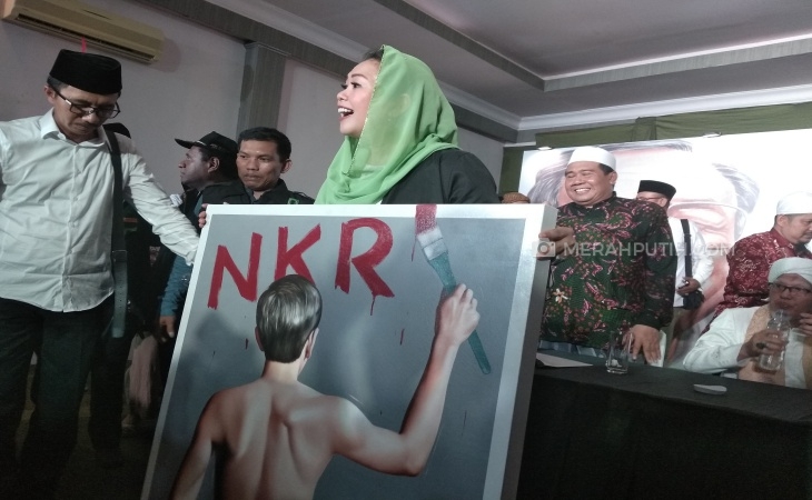 Usai Deklarasi Dukung Jokowi-Ma'ruf Amin, Yenny Wahid Pamerkan Lukisan 'NKRI'