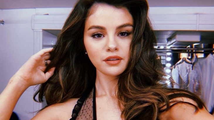 Selena Gomez Rayakan 1 Tahun Rare Beauty