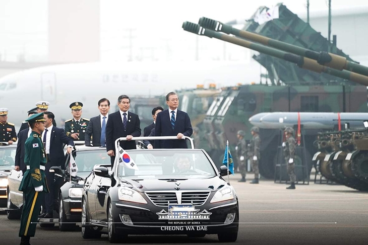 Presiden Korsel Moon Jae-in saat parade militer. (Foto: Twitter @@TheBlueHouseENG)