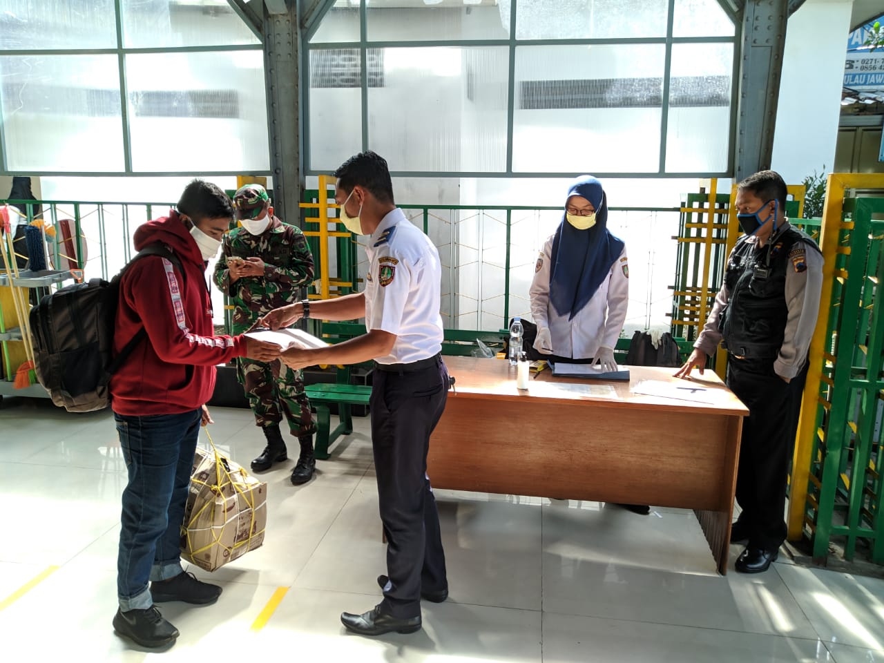 Petugas Dishub Solo bersama anggota TNI-Polri mendata pemudik yang turun di Stasiun Purwosari, Solo, Jawa Tengah, Selasa (7/4). (MP/Ismail)