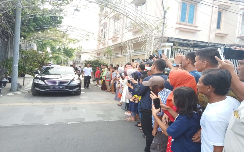 Warga menunggu kehadiran Jokowi di Solo