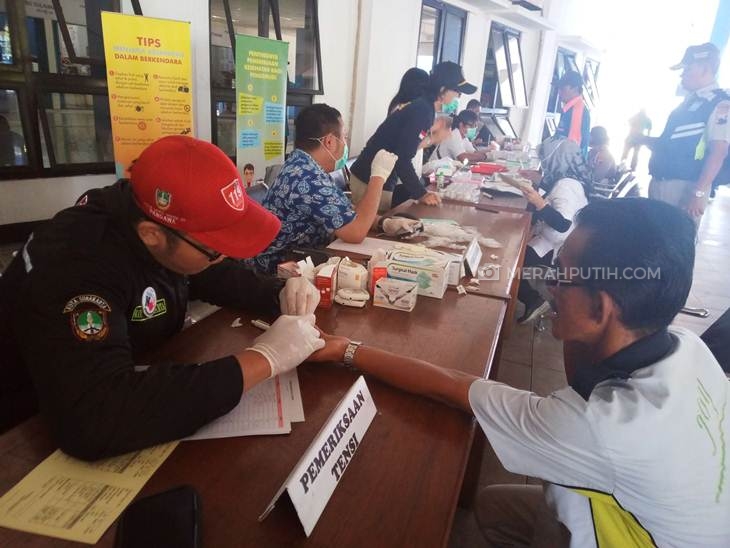 Petugas Dinas Kesehatan Kota Solo melakukan pengecekan kesehatan sopir dan kernet di Terminal Tipe A Tirtonadi, Rabu (18/12). (Foto: MP/Ismail)