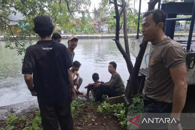 Aksi Cepat Bhabinkamtibmas Selamatkan Warga Tenggelam Terbawa Arus di Jakarta Utara