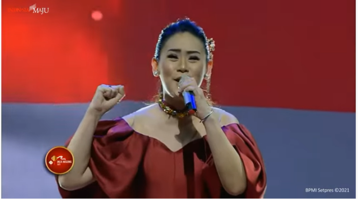 Helena bernyanyi dalam acara imlek nasional. (Foto: Youtube Sekretariat Presiden)